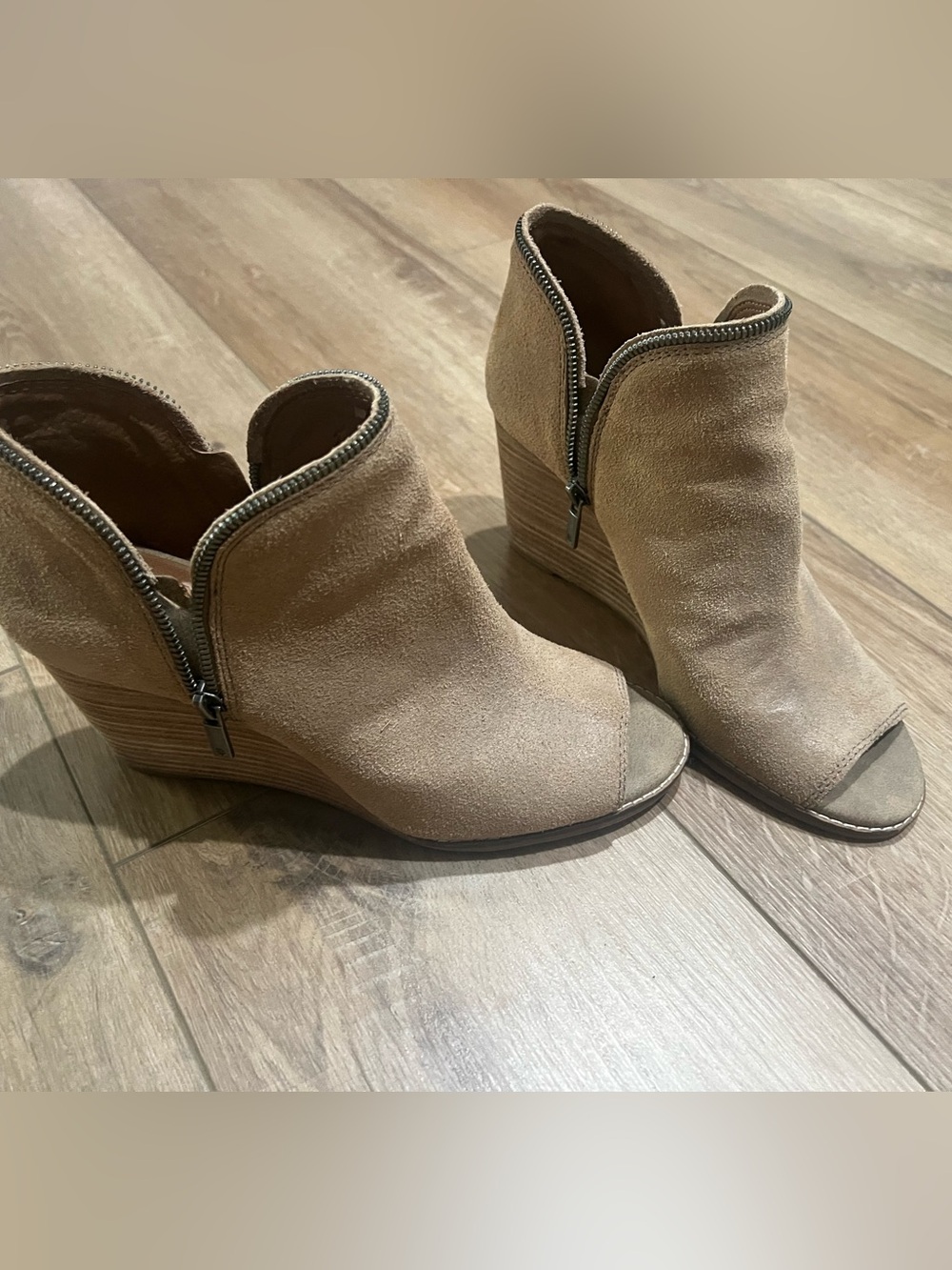 Lucky Brand Women’s Tan Suede Zip Wedge Booties Peep Toe size 10